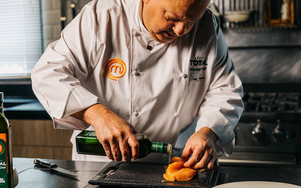 Chef finalizando prato com azeite